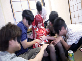 【無制限発射６Ｐ大乱交ＳＥＸ】上京18歳美少女レイヤーVS非モテ男子５名【連続Ｄキス＆イラマ→パイパン極太挿入放題】+40歳童貞の最高喪失ドキュメント他３本立てSP　サンプル画像02